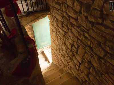 Mentre ritornando all�ingresso possiamo visitare la predetta casa coloniale, nella quale � stato allestito un piccolo museo contadino chiamato �casa dei nonni�. La costruzione in tufo � formata da due ambienti collegati tra loro da una scalinata che percorriamo...
